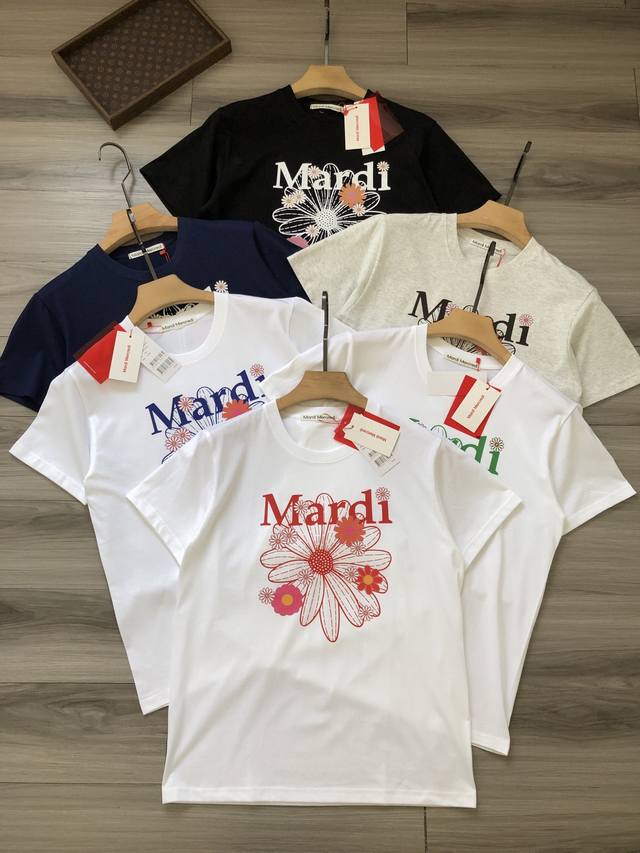 女款 Mardi丨 六色碎花雏菊字母Logo印花 女款圆领短袖T恤. 颜色：白粉花 彩绿花 菜蓝花 灰色 藏青 黑色. 面料：定织定染260G平纹精梳棉面料.