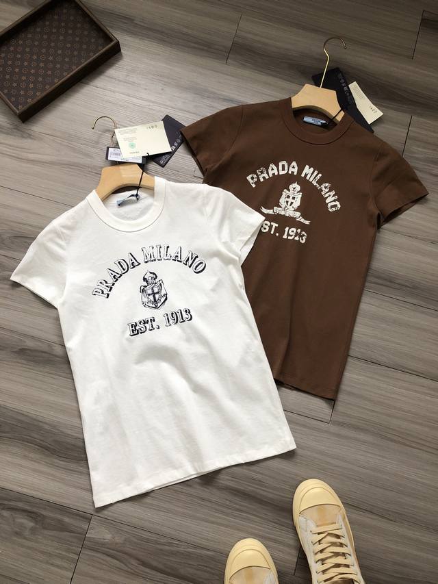 prada丨 普拉达 Ss25 三角徽标针织 做旧字母Logo印花 女款平纹复古水洗破洞圆领短袖T恤. 颜色：白色 棕色. 面料：定织定染纯棉平纹面料. 工艺：