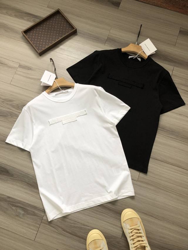 alexander Wang｜亚历山大王 Ss25 字母Logo洗水磨毛压花 男女款圆领短袖半袖T恤. 颜色：白色 黑色. 尺码：S M L Xl. 材质：原版