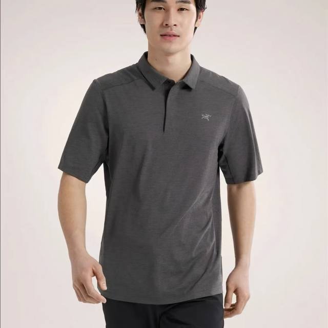 小金猪上新# Arc'teryx 始祖鸟商务休闲Polo短袖面料采用的是最新型中空吸湿排汗功能材料，面料的底部采用导槽式结构，出汗时更好的蒸发汗水，不贴皮肤 防