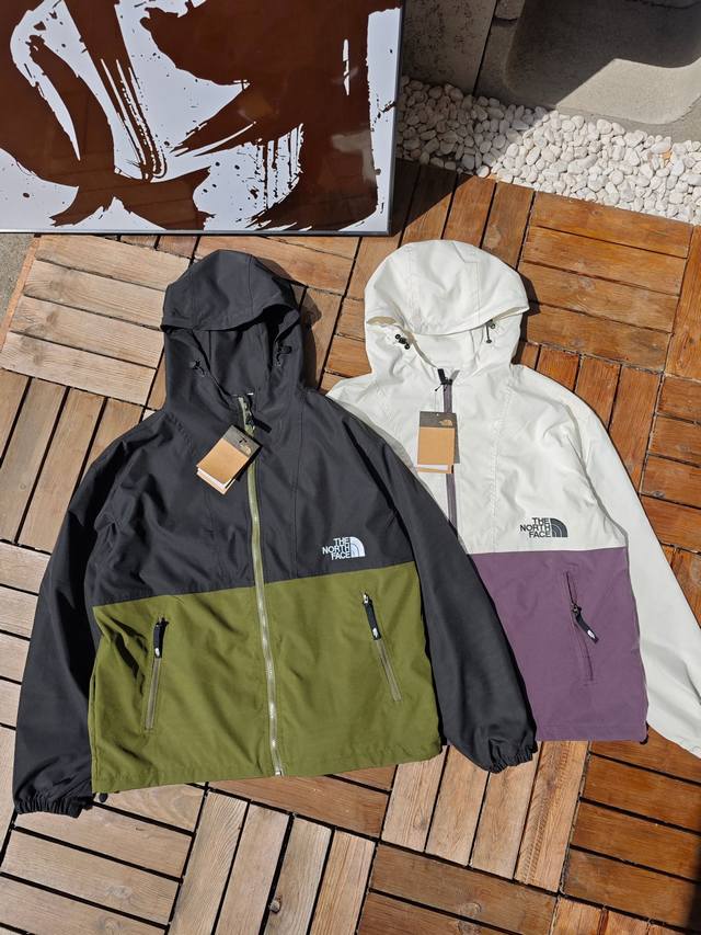 北面The North Face刺绣拼色连帽冲锋衣夹克外套 面料材质：，具有防风、透气、轻量、耐磨的特点，且经过Dwr处理，部分款式采用Dryvent科技面料，