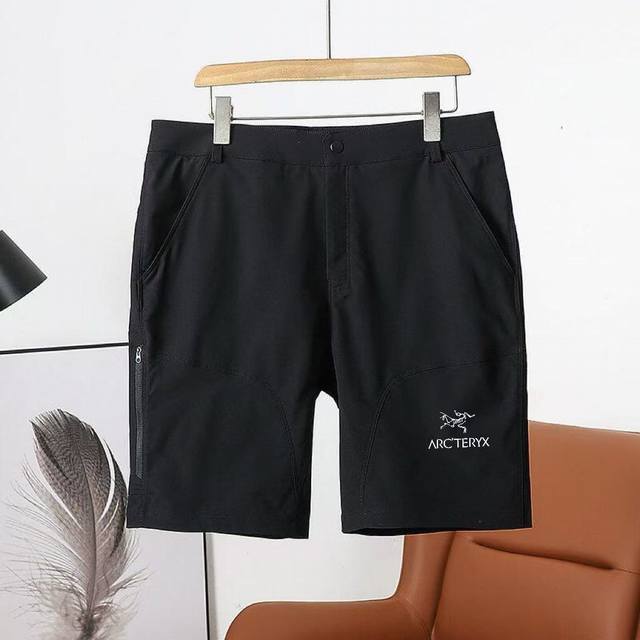上新 Arc'teryx始祖鸟户外休闲通勤机能速干短裤耐磨速干休闲兼商务 男女同款它是可以被定义为一条‘皮肤裤’，防晒抗撕裂，整条裤子包括腰部全带弹力，让你切身