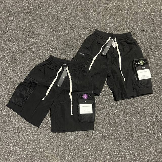 新款工装五分中口袋宽松沙滩拉链速干短裤实拍图！ Stone Island 石头岛工装五分中口袋沙滩拉链速干短裤 实拍图！ 面料采用高品质防风防水放紫外线 机能拉