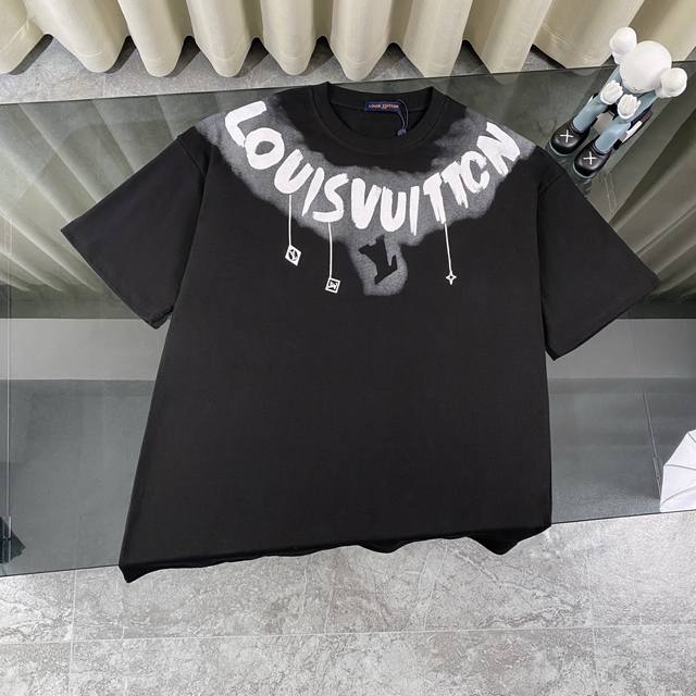 louis Vuitton 路易威登Lv 2025新款经典字母晕染涂鸦云肩短袖圆领T恤 面料采用320G %纯棉双纱面料 同缸定染特种加粗32支双股1X1螺纹克