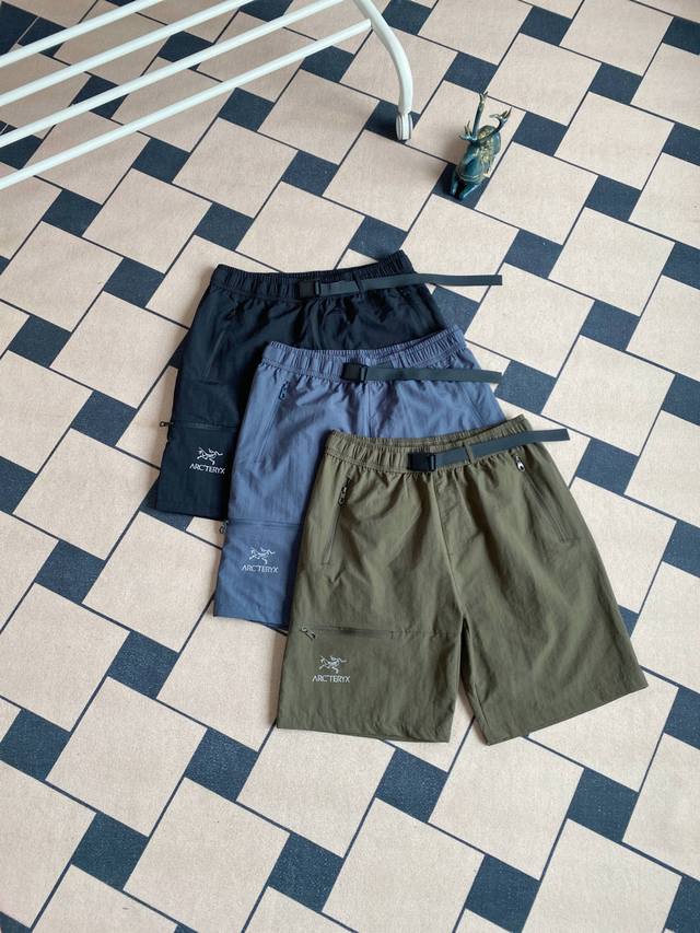 arc'teryx始祖鸟25Ss夏季新款工装多口袋户外轻量男款锦纶速干冰丝短裤 这款轻量.耐磨.耐候的短裤，适合温暖气候中的攀岩 面料拼接分区贴身设计 在需要的
