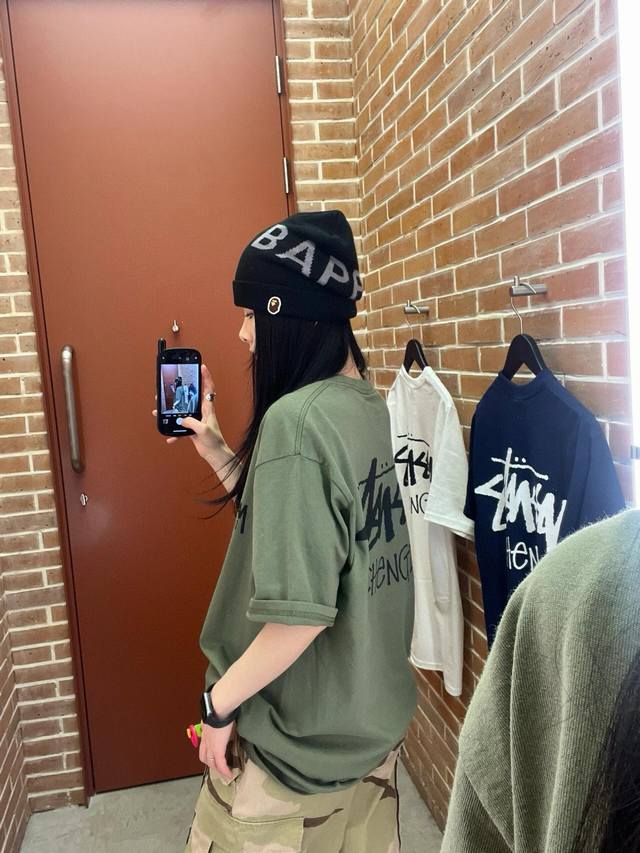 stussy 斯图西成都限定配色情侣短袖T恤 采用260克双砂面料 三针五线做工，领口包包边条 今年火爆的品牌 看到了就忍不住要自留一件 正确纹路立体印花 正确