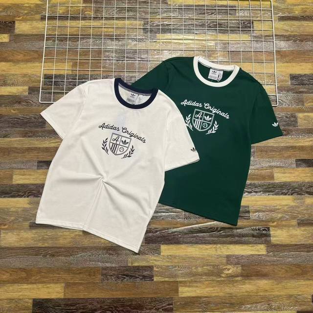 新款上新 刚刚到最新款 世界杯Adidas 三叶草 字母图案印花圆领全棉男女情侣款短袖T恤 上身有型！倍有质感！印花采用进口浆料印花！颜色鲜艳逼真！逼格满满，档