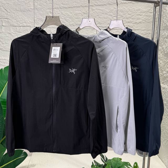 独家甄选 Arcteryx 始祖鸟口袋刺绣夏季新品情侣户外休闲连帽防晒衣外套！ 日常刚需必备款式.舒适透气多功能！ 面料防晒速干 ，透气性贼啦啦的好冰感极强，专