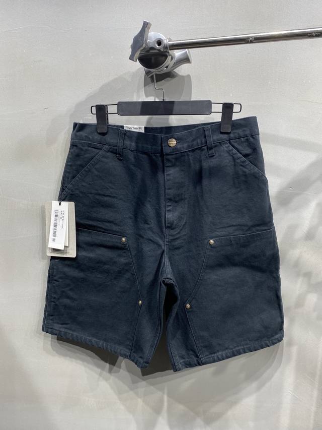 carhartt Wi P30Ss新款重磅水洗双膝工装多袋帆布短裤，把工装的实用和街头潮流完美融合。它的设计源自品牌深厚的美国工装品牌、以有百年历史，又加入当下