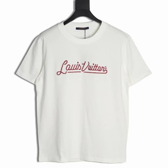 louis Vuitton Lv 路易威登 25Ss 草写字母刺绣短袖 采用300G双纱重磅面料，1:1螺纹，手感柔软舒适，上身亲肤透气，垂感佳，胸口红色签名刺