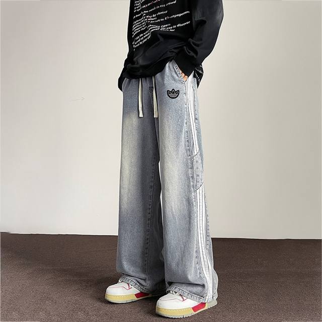 adidas 阿迪达斯三叶草 专柜新品侧边三条杠条纹拼接美式直筒牛仔裤长裤 上身非常简单帅气有型的一款牛仔裤，男女同款情侣款都是可以轻松驾驭。 甄选高品质牛仔布