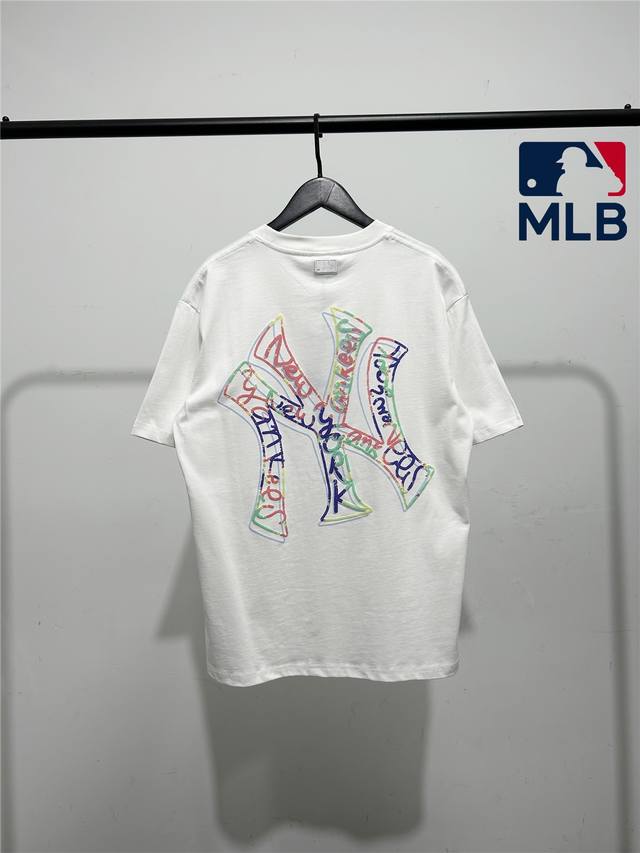 高品质！Mlb柜子新款后背洋基彩线印花大Logo短袖T恤！三标齐全，三联吊卡，原厂包装！通肩压条保证舒适性！高端品质2025Mlb Ny 彩线涂鸦款 情侣圆领短