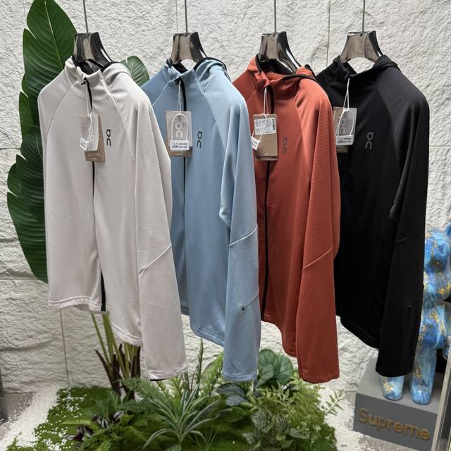 on昂跑Climate Zip Hoodie拉链跑步防晒衣 采用编织面料，搭配多维表面结构，位于肘部和背部的省道设计，让这款Climate Zip Hoodie