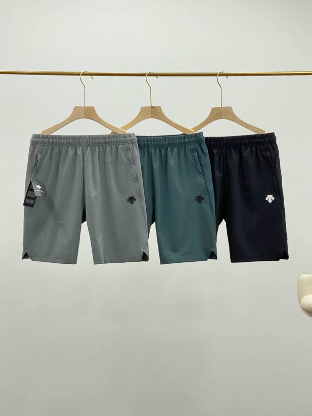 descente 迪桑特*男士机能户外与城市休闲于一体的超强男士梭织速干短裤 拿到手就知道有多值了，延续了集运动跑步的专业性能，又有城市休闲风格 裁剪版型拿捏的