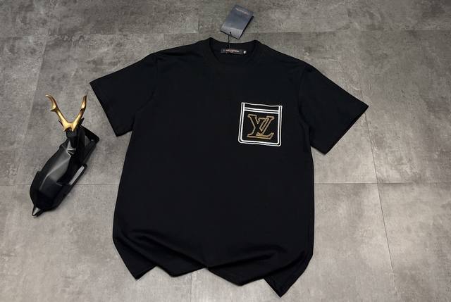 新款短袖上新2025Ss夏季新品 Lv Louis Vuitton 路易威登 短袖 奢潮界的经典之作 路易威登又一次展现了它无与伦比的时尚魅力！这件短袖简直是时