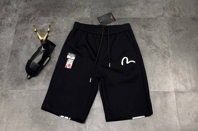 新款短裤上新2025Ss 夏季新品 Evisu 福神短裤 解锁街头潮酷新高度福神 Evisu 又带着它的时尚力作来炸街啦！这条短裤，绝对是潮人必备的时尚单品~