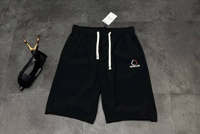新款短裤上新2025Ss 夏季新品蒙口 Moncler 解锁夏日清凉新时尚！ 宝子们，蒙口这款短裤必须纳入你的夏日衣橱！ 面料：采用高端冰丝面料，触感丝滑凉爽，