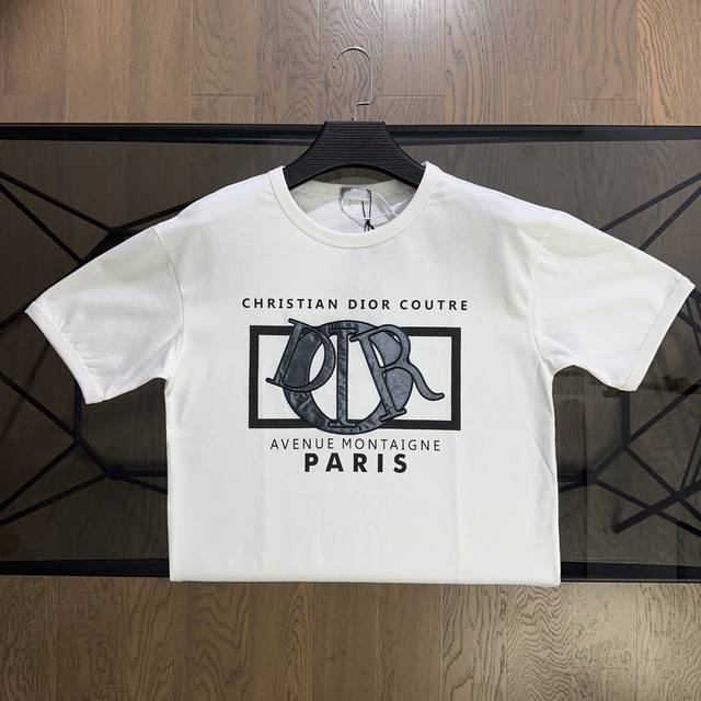 迪奥 Dior 2025 春夏季新款字母刺绣Logo短袖T恤 胸前采用品牌字母Logo满印设计，搭配喷染工艺压印，个性十足，260股双纱300克重工水洗，男女同