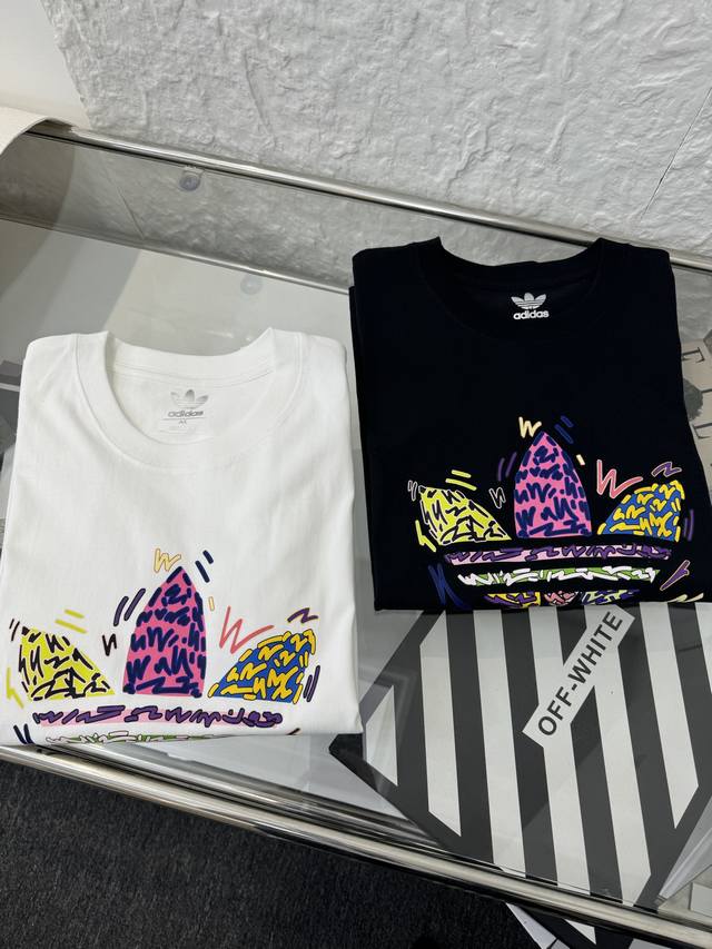 adidas 阿迪达斯 三叶草 涂鸦彩色胸前印花情侣短袖T恤 小红书热门爆款，明星网红同款穿搭，男女日常通勤穿搭必备单品！ 高品质260克高克重双纱面料，亲肤透