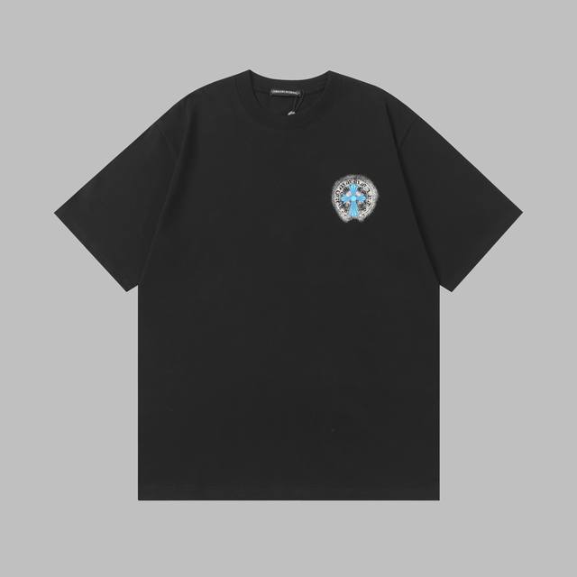 酷盖必备！Chrome Hearts经典蓝十字T恤来袭。标志性图案吸睛力Max，一眼锁定潮流焦点。简约版型搭配上乘面料，宽松版型不挑人，舒适与个性兼具，轻松拿捏