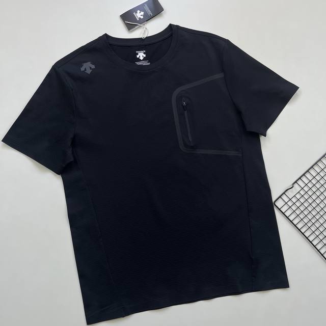 descente迪桑特高弹冰丝速干短袖 ！ 采用进口凉感面料，高倍防晒 轻薄凉感，弹力好且有质感。 高弹 透气 速干 正肩版型 修饰身型 上身显瘦 弹性大 无束