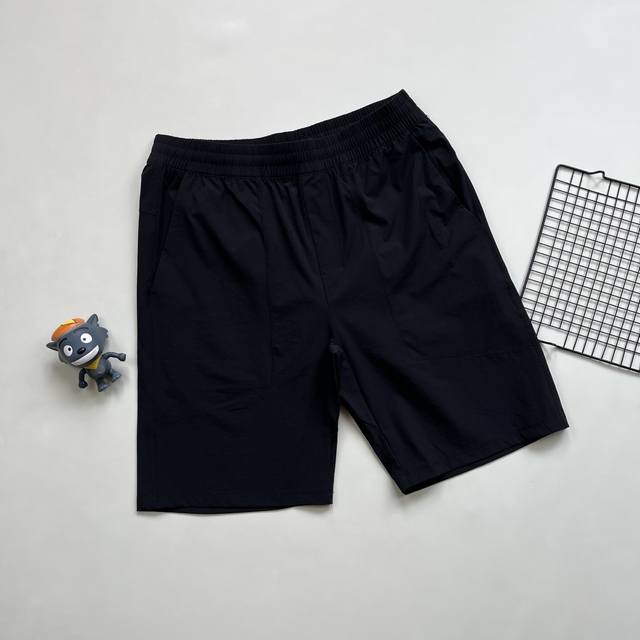 lululemon露露夏季休闲运动梭织短裤！ 定织纹理面料,轻薄凉感，弹力好且有质感，穿着体感清爽不粘身。 面料有弹力,不易被水沾湿且不易破损。 3D立体裁剪，