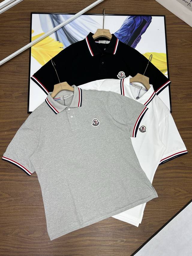 moncler 蒙口2025年新款三色翻领纯棉短袖T恤Polo衫高端版本！专柜定制面料透气舒适度高，细节无可挑剔，品牌元素设计理念，体现高品质。手感细腻柔软！呈