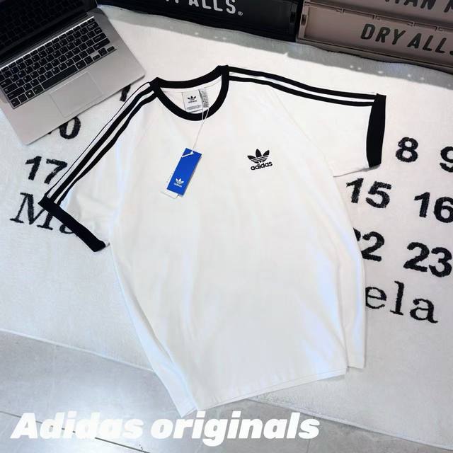 三叶草Originals 韩版复古撞色条纹插肩袖短袖 Jennie同款 男女同款 -面料：采用原版一比一定织定染220G纯棉面料。 -辅料：原版拆解开发，一比一
