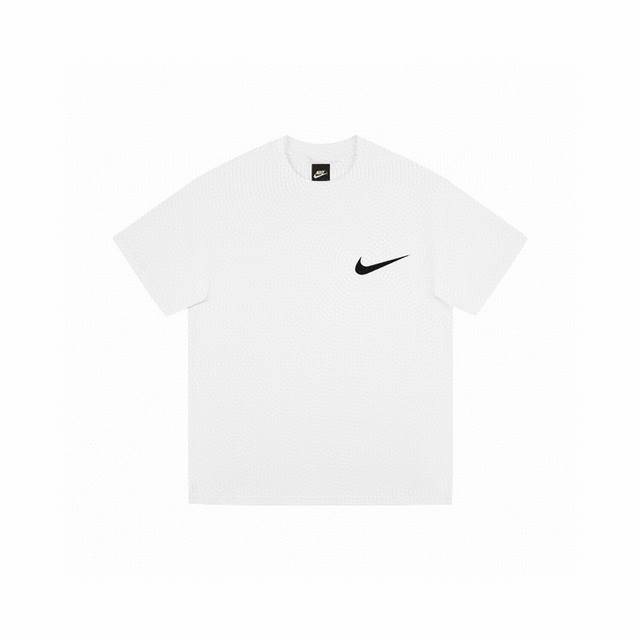 nike 耐克海外款幻影字母Logo印花短袖T恤 男女同款 采用260克双砂面料 三针五线做工，领口包包边条 今年火爆的品牌 看到了就忍不住要自留一件 正确纹路