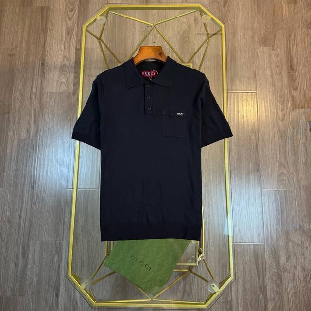对标专柜★过验版本★Gucci古驰Ss25春夏新款针织嵌花针织Polo衫 定制冰漾超细60支针织绸 柔软细腻 舒适贴肤 以经典黑色演绎高级风尚 胸前口袋饰以熠熠