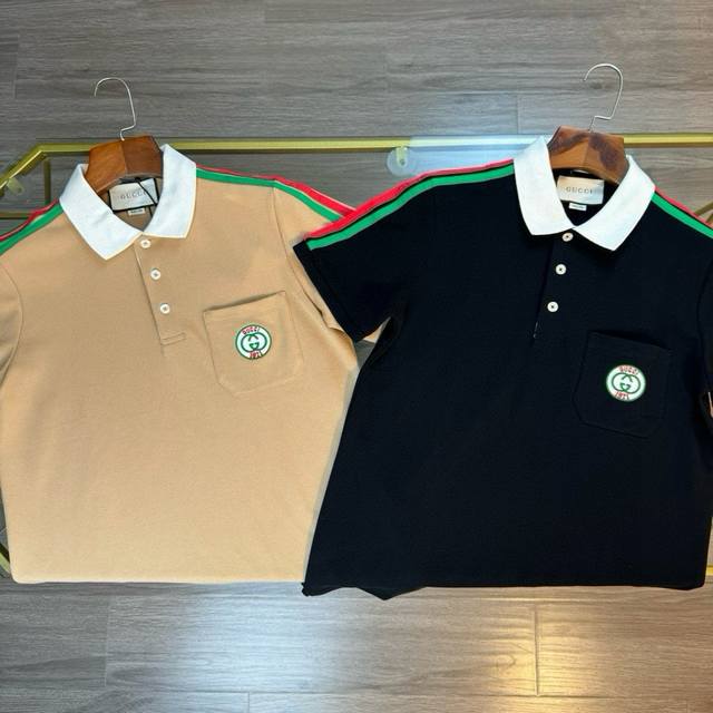 顶级代购版本★Gucci古驰2025Ss古驰翻领品牌Logo口袋Polo衫 1:1高品质 高端珠地面料洗水处理 口袋双G刺绣 肩部装饰红绿织带细节 编织衣袖 衣