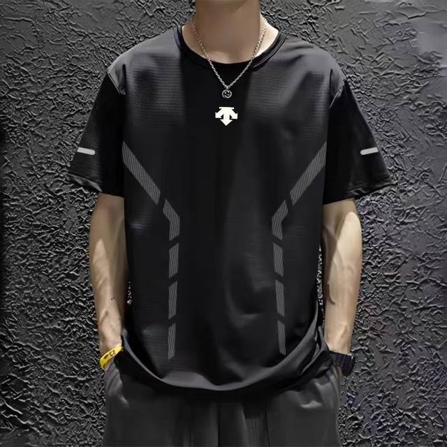 descente 迪桑特2025夏季新款男士冰丝弹力速干短户外运动短袖T恤 夏季首选的一款速干短T，D家研发专利冰丝速干面料， 透气舒适排汗性能非常好，上身面料