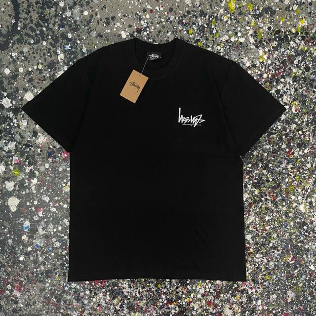 stussy 斯图西 倒立字母短袖半袖T恤- 采用260G双纱100%新疆精梳纯棉面料- 采用过肩拉条工艺，百洗不变形！ -采用高端印花，百洗不开裂！ 宽松版型