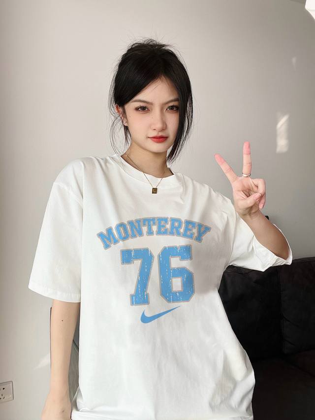 nike 耐克夏日海湾蓝76新款情侣短袖 商品参数 采用260克双砂面料 三针五线做工，领口包包边条 今年火爆的品牌 看到了就忍不住要自留一件 正确纹路立体印花