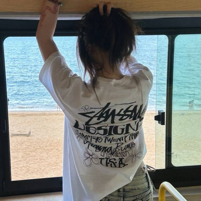 stussy Ss23 Summer Lb Tee 夏季系列 圆领字母图案印花短袖T恤 始于海滩文化的Stussy ，从冲浪玩到滑板，创作与美感不断的占有街头潮