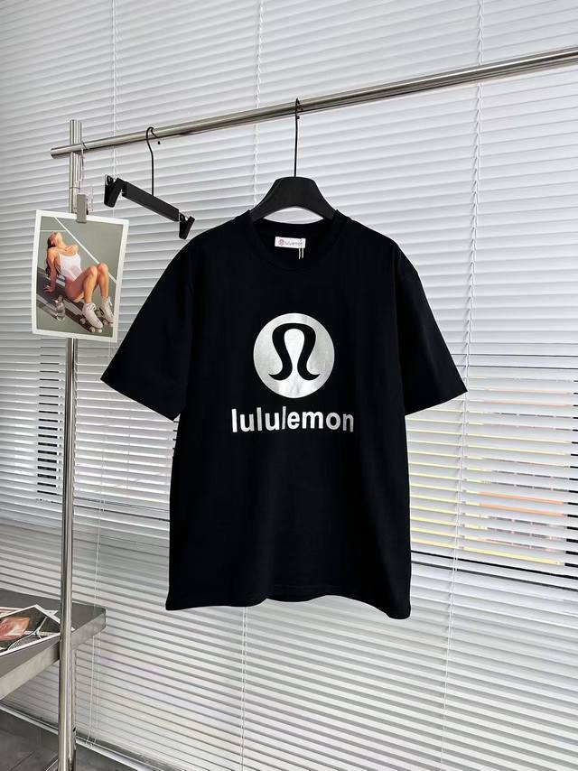 lulu新款圆领烫银印花T恤，定织定染纯棉260克重洗水面料，做工精细。男女同款宽松落肩版型，时尚大气。 还在为日常穿搭不够出彩而烦恼？Lulu压花设计短袖T恤
