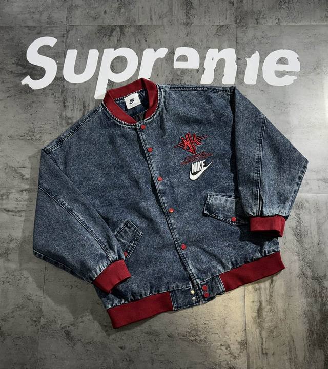 nike复古春季百搭复古元素情侣棒球服外套 面料牛仔材质 手感舒适 细腻 上身版型立体 效果出众万针刺绣Logo 立体 工整 饱满 激光切割 高工艺 定色定染材