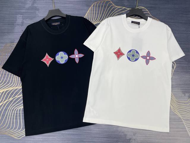 上新 路易威登Lv2025春夏新款印花三叶草字母Logo圆领短袖T恤 高版本高版本 280克精棉面料 全网独家首发 百搭款细节处理完美 进口印花Logo工艺 十