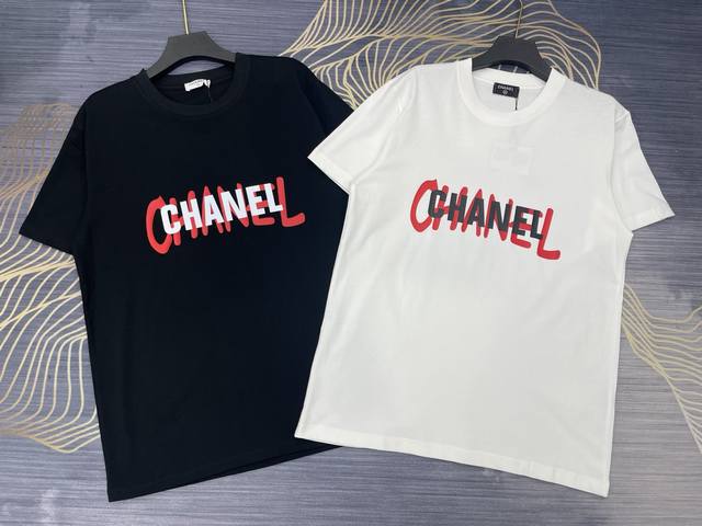 上新 Chanel香奈儿2025春夏新款印花字母Logo圆领短袖T恤 高版本高版本 280克精棉面料 全网独家首发 百搭款细节处理完美 进口印花Logo工艺 十