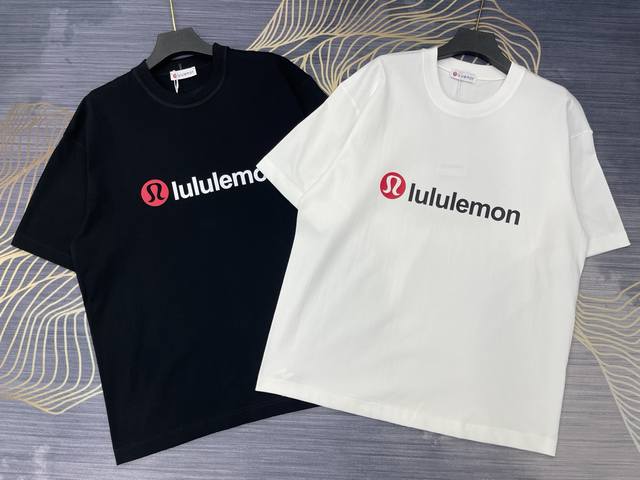 上新 Lululemon2025春夏新款印花字母Logo圆领短袖T恤 高版本高版本 280克精棉面料 全网独家首发 百搭款细节处理完美 进口印花Logo工艺 十