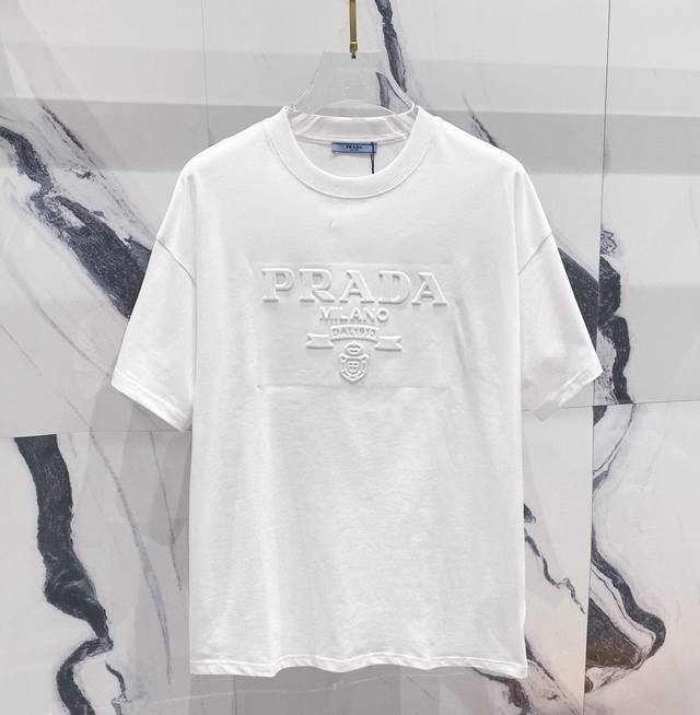 高品质 Prada 普拉达3D暗纹压花立体浮雕T桖， 25Ss春夏新品，官网同款，P家一直不仅注重外表还着重打造内涵，期许着要用服饰来打造的优雅风，固守本质，普