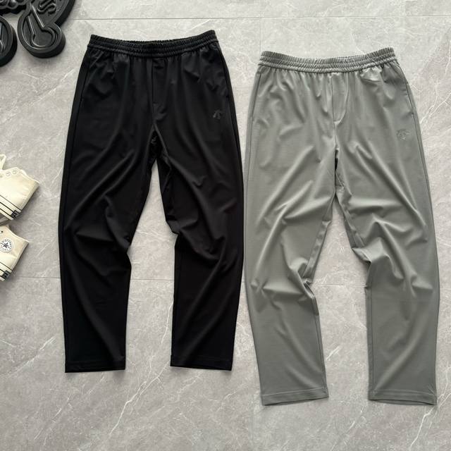发 ，迪家男士针织运动长裤夏季新品 面料与功能：采用凉感针织面料，轻质舒爽、透气凉感，具备Upf +防晒功能。设计亮点：4D立体剪裁，贴合身体曲线，满足运动伸展