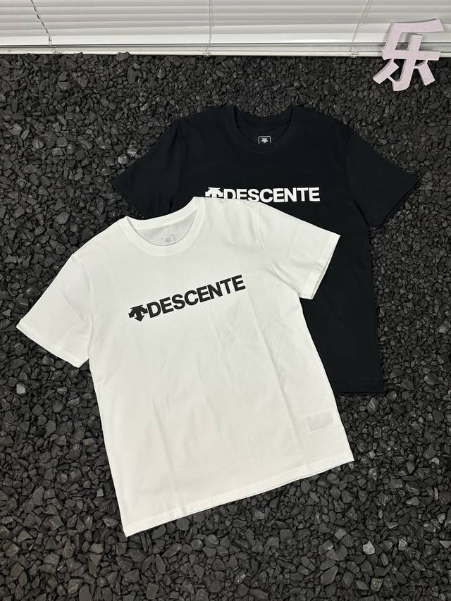 迪桑特Descente纯色时尚百搭宽松休闲时尚通勤吸汗透气印花字母Logo男女同款 想要解锁运动与日常通勤的时尚密码？迪桑特这款纯色短袖T恤你一定不能错过。 这
