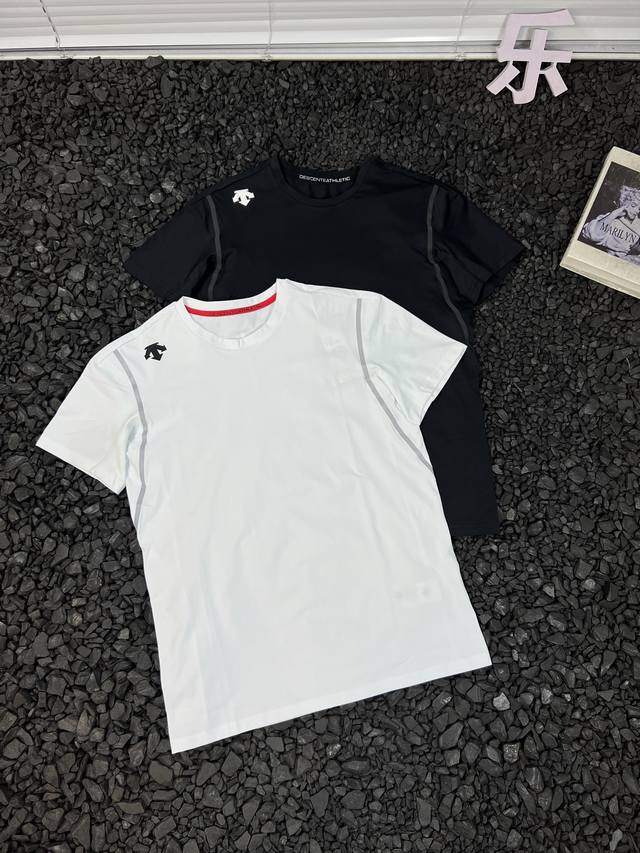迪桑特Descente宽松休闲纯色时尚百搭印花Logo套头圆领短袖T恤 男女同款 还在寻找一件能在健身房挥洒汗水，又能轻松出街的百搭T恤？迪桑特Descente