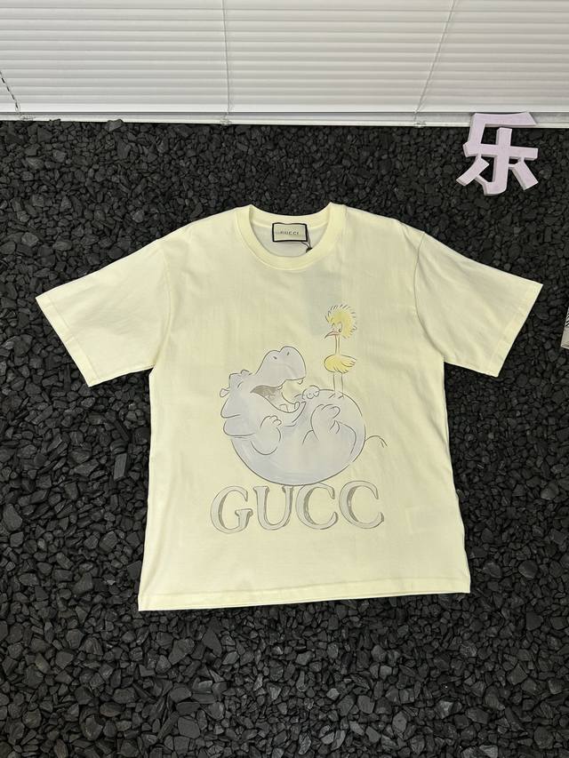古驰Gucci男女同款户外运动吸汗透气25Ss 童趣卡通河马小鸡印花宽松休闲时尚百搭T恤圆领纯棉短袖 衣橱里的“时尚多面手”非它莫属！Gucci童趣卡通河马小鸡