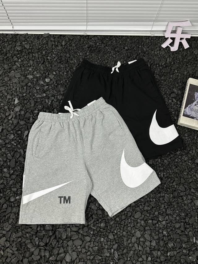 耐克Nike2025春夏最新印花Logo宽松休闲纯色时尚百搭户外运动吸汗透气短裤休闲裤 裤身醒目的印花Logo，将品牌态度与潮流感拉满，一眼就能让你在人群中脱颖