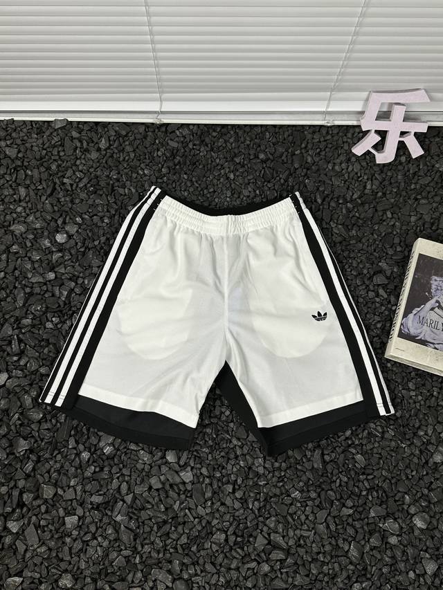 阿迪达斯Adidas经典三叶草刺绣Logo新款25Ss纯色时尚百搭户外运动吸汗透气短裤休闲裤 想要一键解锁复古与潮流兼具的穿搭？阿迪达斯2025春夏新款三叶草刺