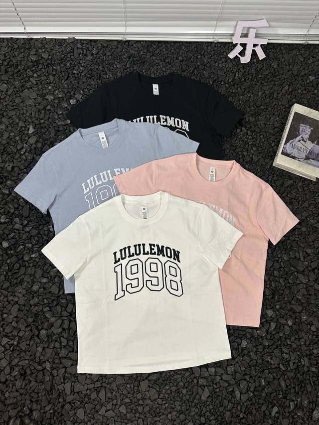 露露Lululemon2025春夏修身纯色时尚百搭胸前1998印花品牌Logo新款Fit学院风T恤短袖 今年夏天的第一件T恤，就穿它！露露Lululemon 2
