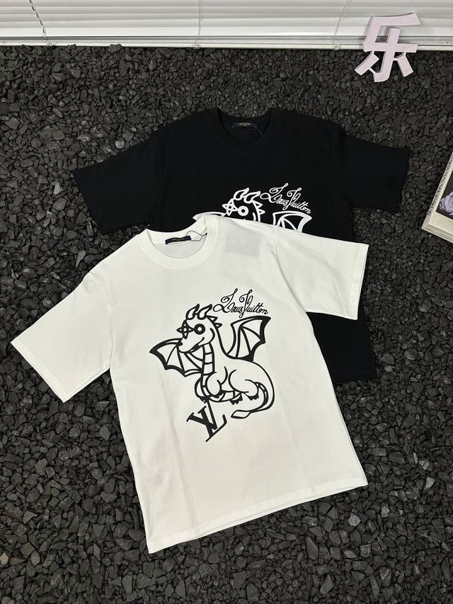 路易威登Louis Vuitton胸前卡通小龙印花图案Logo套头重磅圆领纯色休闲情侣款户外运动透气短袖T恤 男女同款 纯净的纯色衣身之上，灵动的卡通小龙环绕标