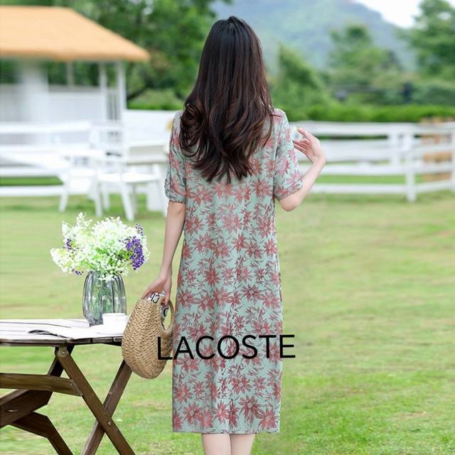 lacoste 法国鳄鱼V领垂柳珠子装饰印花收腰连衣裙，材质为真丝乔其 。真丝乔其是一种丝绸缎面面料，以桑蚕丝为原料，采用平纹组织织造。它质地轻薄、透明，手感柔
